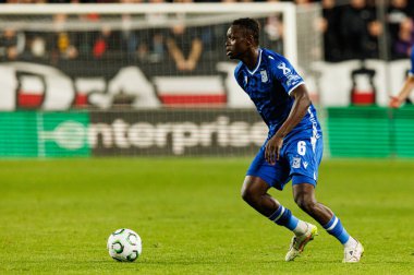 Timothy Ouma, Rayo Vallecano ve Lech Poznan (Maciej Rogowski / Ball Raw Images) takımları arasında oynanan UEFA Konferans Ligi faz oyunu sırasında görüldü.)