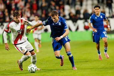Andrei Ratiu ve Kornel Lisman, UEFA Konferans Ligi faz oyunu sırasında Rayo Vallecano ve Lech Poznan (Maciej Rogowski / Ball Raw Images) takımları arasında görüldü.)