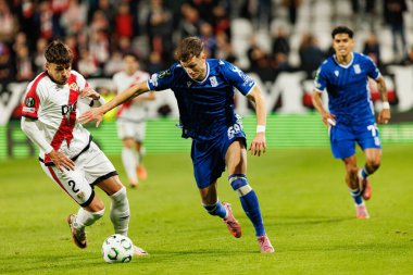 Andrei Ratiu ve Kornel Lisman, UEFA Konferans Ligi faz oyunu sırasında Rayo Vallecano ve Lech Poznan (Maciej Rogowski / Ball Raw Images) takımları arasında görüldü.)