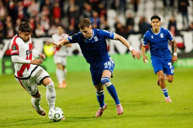 Andrei Ratiu ve Kornel Lisman, UEFA Konferans Ligi faz oyunu sırasında Rayo Vallecano ve Lech Poznan (Maciej Rogowski / Ball Raw Images) takımları arasında görüldü.)