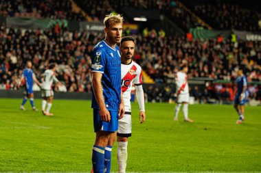 Michal Gurgul ve Alvaro Garcia, Rayo Vallecano ve Lech Poznan (Maciej Rogowski / Ball Raw Images) takımları arasında oynanan UEFA Konferans Ligi faz maçında görüldü.)