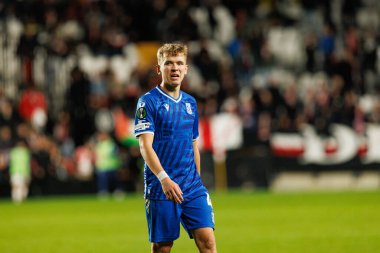 Antoni Kozubal, Rayo Vallecano ve Lech Poznan (Maciej Rogowski / Ball Raw Images) takımları arasında oynanan UEFA Konferans Ligi faz maçında görüldü)
