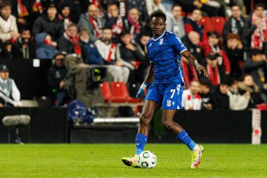 Yannick Agnero, UEFA Konferans Ligi faz oyunu sırasında Rayo Vallecano ve Lech Poznan (Maciej Rogowski / Ball Raw Images) takımları arasında görüldü.)