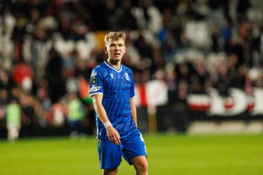 Antoni Kozubal, Rayo Vallecano ve Lech Poznan (Maciej Rogowski / Ball Raw Images) takımları arasında oynanan UEFA Konferans Ligi faz maçında görüldü)