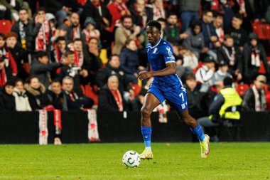 Yannick Agnero, UEFA Konferans Ligi faz oyunu sırasında Rayo Vallecano ve Lech Poznan (Maciej Rogowski / Ball Raw Images) takımları arasında görüldü.)