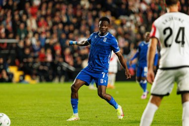 Yannick Agnero, UEFA Konferans Ligi faz oyunu sırasında Rayo Vallecano ve Lech Poznan (Maciej Rogowski / Ball Raw Images) takımları arasında görüldü.)