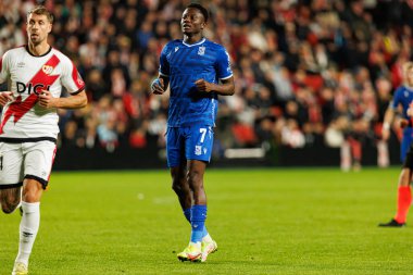 Yannick Agnero, UEFA Konferans Ligi faz oyunu sırasında Rayo Vallecano ve Lech Poznan (Maciej Rogowski / Ball Raw Images) takımları arasında görüldü.)