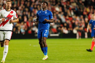 Yannick Agnero, UEFA Konferans Ligi faz oyunu sırasında Rayo Vallecano ve Lech Poznan (Maciej Rogowski / Ball Raw Images) takımları arasında görüldü.)
