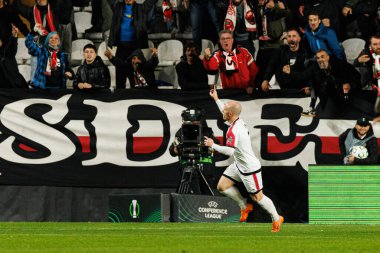 Isi Palazon, Rayo Vallecano ve Lech Poznan (Maciej Rogowski / Ball Raw Images) takımları arasında oynanan UEFA Konferans Ligi faz maçında gol attıktan sonra kutlama yaparken görüldü.)