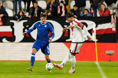 Leo Bengtsson ve Andrei Ratiu, UEFA Konferans Ligi faz oyunu sırasında Rayo Vallecano ve Lech Poznan (Maciej Rogowski / Ball Raw Images) takımları arasında görüldü.)