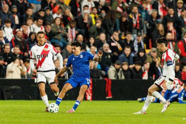 Oscar Trejo ve Luis Palma, Rayo Vallecano ve Lech Poznan (Maciej Rogowski / Ball Raw Images) takımları arasında oynanan UEFA Konferans Ligi faz maçında görüldü.)