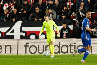 Bartosz Mrozek, Rayo Vallecano ve Lech Poznan (Maciej Rogowski / Ball Raw Images) takımları arasında oynanan UEFA Konferans Ligi faz maçında görüldü)