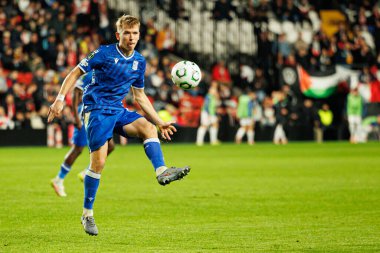 Antoni Kozubal, Rayo Vallecano ve Lech Poznan (Maciej Rogowski / Ball Raw Images) takımları arasında oynanan UEFA Konferans Ligi faz maçında görüldü)