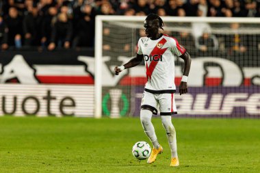 Pathe Ismael Ciss, Rayo Vallecano ve Lech Poznan (Maciej Rogowski / Ball Raw Images) takımları arasında oynanan UEFA Konferans Ligi faz maçında görüldü)