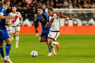 Pablo Rodriguez ve Alfonso Espino, Rayo Vallecano ve Lech Poznan (Maciej Rogowski / Ball Raw Images) takımları arasında oynanan UEFA Konferans Ligi faz maçında görüldü.)