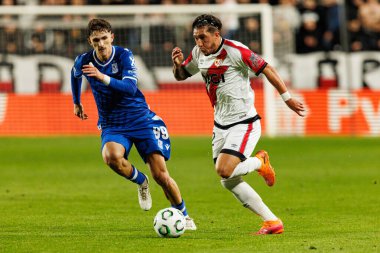 Pablo Rodriguez ve Alfonso Espino, Rayo Vallecano ve Lech Poznan (Maciej Rogowski / Ball Raw Images) takımları arasında oynanan UEFA Konferans Ligi faz maçında görüldü.)