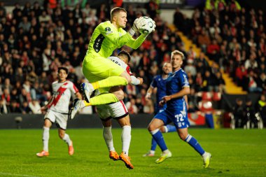 Bartosz Mrozek ve Alvaro Garcia, Rayo Vallecano ve Lech Poznan (Maciej Rogowski / Ball Raw Images) takımları arasında oynanan UEFA Konferans Ligi faz maçında görüldü.)