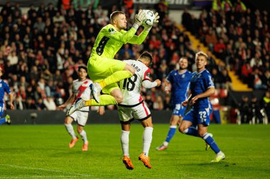 Bartosz Mrozek ve Alvaro Garcia, Rayo Vallecano ve Lech Poznan (Maciej Rogowski / Ball Raw Images) takımları arasında oynanan UEFA Konferans Ligi faz maçında görüldü.)