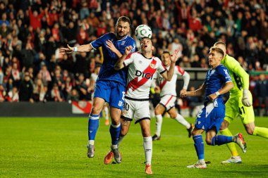 Antonio Miliç ve Sergio Camello, Rayo Vallecano ve Lech Poznan (Maciej Rogowski / Ball Raw Images) takımları arasında oynanan UEFA Konferans Ligi faz maçında görüldü.)