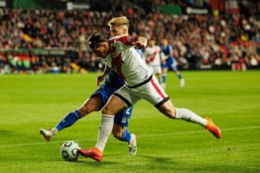 Joel Pereira ve Alfonso Espino, UEFA Konferans Ligi faz oyunu sırasında Rayo Vallecano ve Lech Poznan (Maciej Rogowski / Ball Raw Images) takımları arasında görüldü.)