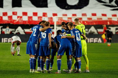 UEFA Konferans Ligi faz oyunu sırasında Rayo Vallecano ve Lech Poznan (Maciej Rogowski / Ball Raw Images) takımları arasında görülen Lech takımı)