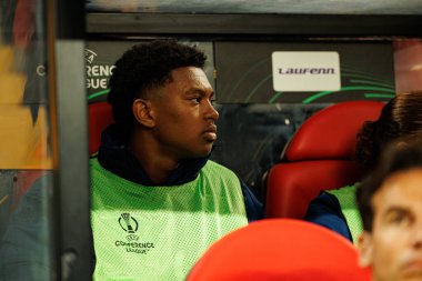 Jozhua Vertrouwd, Rayo Vallecano ve Lech Poznan (Maciej Rogowski / Ball Raw Images) takımları arasında oynanan UEFA Konferans Ligi faz maçında görüldü)