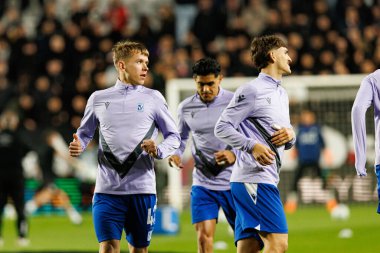 Antoni Kozubal ve Pablo Rodriguez, Rayo Vallecano ve Lech Poznan (Maciej Rogowski / Ball Raw Images) takımları arasında oynanan UEFA Konferans Ligi faz maçında görüldü.)