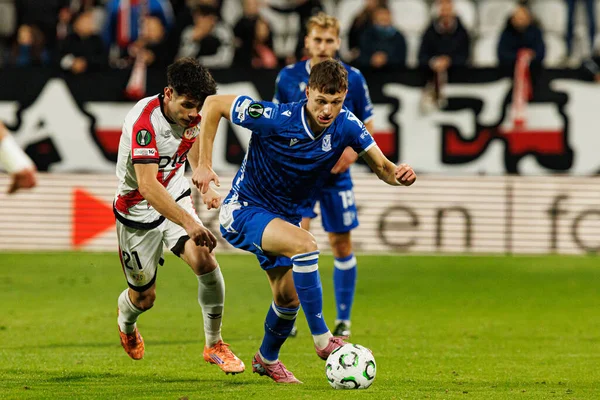 Fran Perez ve Kornel Lisman, Rayo Vallecano ve Lech Poznan (Maciej Rogowski / Ball Raw Images) takımları arasında oynanan UEFA Konferans Ligi faz oyunu sırasında görüldü)