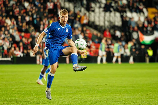 Antoni Kozubal, Rayo Vallecano ve Lech Poznan (Maciej Rogowski / Ball Raw Images) takımları arasında oynanan UEFA Konferans Ligi faz maçında görüldü)