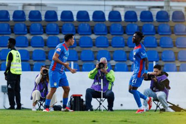 Sandro Lima ve Sabit Abdulai, FC Alverca ve Rio Ave FC (Maciej Rogowski / Ball Raw Images) takımları arasındaki Liga Portekiz maçında gol attıktan sonra kutlama yaparken görüldü.)