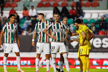 Her iki takımın oyuncuları Liga Portekiz maçında CF Estrela Amadora ve CD Nacional (Maciej Rogowski / Ball Raw Images) takımları arasında görüldü.)