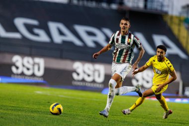 Luan Patrick ve Motez Nourani Liga Portekiz maçı sırasında CF Estrela Amadora ve CD Nacional (Maciej Rogowski / Ball Raw Images)