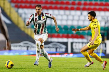 Luan Patrick ve Motez Nourani Liga Portekiz maçı sırasında CF Estrela Amadora ve CD Nacional (Maciej Rogowski / Ball Raw Images)