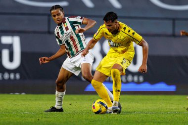 Oumar Ngom ve Jesus Ramirez Liga Portekiz maçı sırasında CF Estrela Amadora ve CD Nacional (Maciej Rogowski / Ball Raw Images)