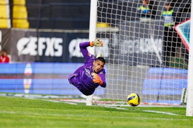 Kaique Pereira, CF Estrela Amadora ve CD Nacional (Maciej Rogowski / Ball Raw Images) takımları arasında oynanan Liga Portekiz maçı sırasında penaltıyı savunurken görüldü.)
