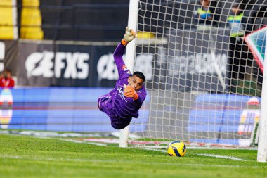 Kaique Pereira, CF Estrela Amadora ve CD Nacional (Maciej Rogowski / Ball Raw Images) takımları arasında oynanan Liga Portekiz maçı sırasında penaltıyı savunurken görüldü.)