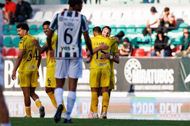 Jose Gomes ve Chiheb Labidi, Liga Portekiz maçında CF Estrela Amadora ve CD Nacional (Maciej Rogowski / Ball Raw Images) takımları arasında gol üstüne gol atarken görüldü.)