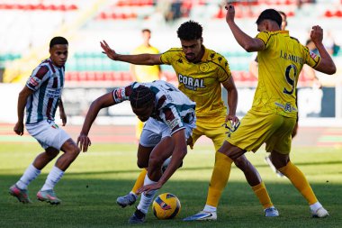 Oumar Ngom, Leo Santos ve Jesus Ramirez Liga Portekiz maçında CF Estrela Amadora ve CD Nacional (Maciej Rogowski / Ball Raw Images)