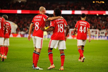 Fredrik Aursnes ve Leandro Barreiro, SL Benfica ile Casa Pia AC (Maciej Rogowski / Ball Raw Images) arasında oynanan Liga Portekiz maçında gol attıktan sonra kutlama yaparken görüldü.)