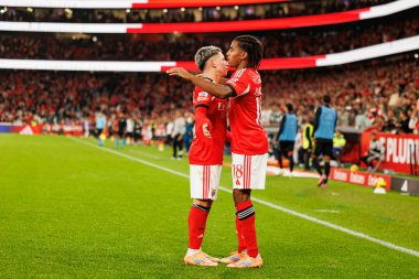 Gianluca Prestianni ve Leandro Barreiro, SL Benfica ile Casa Pia AC (Maciej Rogowski / Ball Raw Images) arasında oynanan Liga Portekiz maçında gol attıktan sonra kutlama yaparken görüldü.)