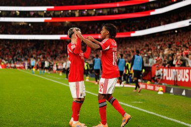 Gianluca Prestianni ve Leandro Barreiro, SL Benfica ile Casa Pia AC (Maciej Rogowski / Ball Raw Images) arasında oynanan Liga Portekiz maçında gol attıktan sonra kutlama yaparken görüldü.)