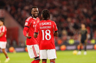  Dodi Lukebakio ve Leandro Barreiro, Liga Portekiz maçında SL Benfica ile Casa Pia AC (Maciej Rogowski / Ball Raw Images) arasında kutlama yaparken görüldü.)