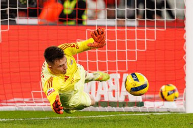 SL Benfica ve Casa Pia AC (Maciej Rogowski / Ball Raw Images) arasında oynanan Liga Portekiz maçında Anatoliy Trubin penaltıyı savunurken görüldü.)