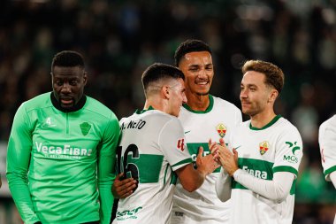 Martim Neto ve Alvaro Rodriguez, Elche CF ve Real Madrid FC takımları arasında oynanan LaLiga EA SPORTS maçı sırasında Estadio Manuel Martinez Valero (Maciej Rogowski / Ball Raw Images))