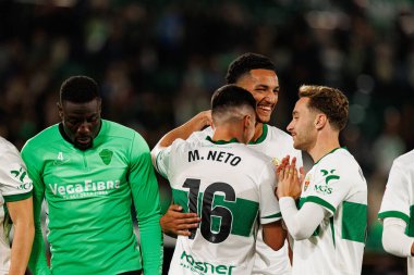 Martim Neto ve Alvaro Rodriguez, Elche CF ve Real Madrid FC takımları arasında oynanan LaLiga EA SPORTS maçı sırasında Estadio Manuel Martinez Valero (Maciej Rogowski / Ball Raw Images))