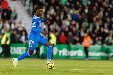 Eduardo Camavinga, Elche CF ve Real Madrid FC takımları arasında oynanan LaLiga EA SPORTS maçı sırasında Estadio Manuel Martinez Valero (Maciej Rogowski / Ball Raw Images)