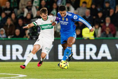 Aleix Febas ve Jude Bellingham, Elche CF ve Real Madrid FC takımları arasında oynanan LaLiga EA SPORTS maçı sırasında Estadio Manuel Martinez Valero (Maciej Rogowski / Ball Raw Images))