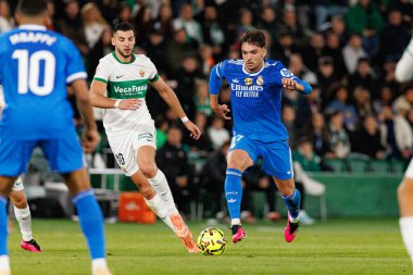 Rafa Mir ve Raul Asencio, Elche CF ve Real Madrid FC takımları arasında Estadio Manuel Martinez Valero 'da oynanan LaLiga EA SPORTS maçı sırasında görüldü (Maciej Rogowski / Ball Raw Images))