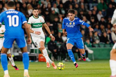 Rafa Mir ve Raul Asencio, Elche CF ve Real Madrid FC takımları arasında Estadio Manuel Martinez Valero 'da oynanan LaLiga EA SPORTS maçı sırasında görüldü (Maciej Rogowski / Ball Raw Images))