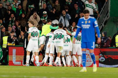 Elche oyuncuları, Elche CF ve Real Madrid FC takımları arasında oynanan LaLiga EA SPORTS maçında Estadio Manuel Martinez Valero (Maciej Rogowski / Ball Raw Images)